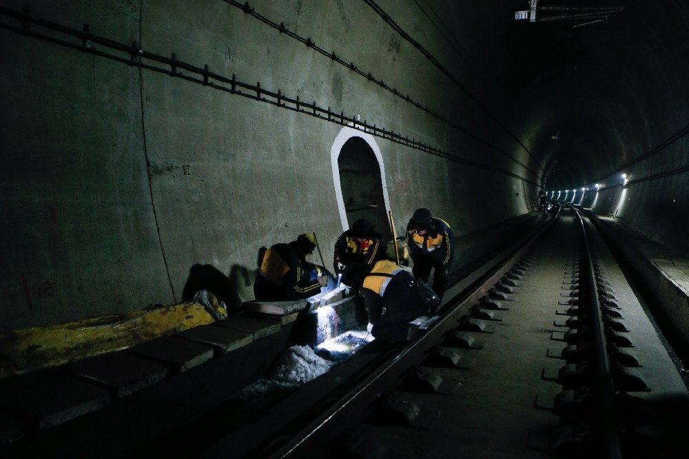 新城铁路运营隧道病害现状